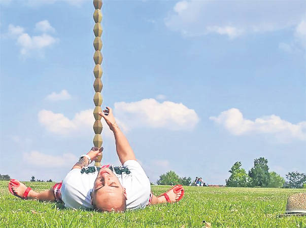 Irina Rimes „Coloana Infinitului: O excrescenţă uriaşă a pământului.”