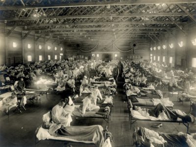 Gripa Spaniola 1918: Nimic altceva decat un vaccin experimental de meningită bacteriană al armatei americane. Fort Riley, Kansas. 1918. A facut mai multe victimei decat razboiul. Motivul pentru care tehnologia modernă nu a reușit să identifice tulpina de gripă ucigașă din această pandemie este pentru că nu gripa a fost. „Gripa spaniolă”a fost de fapt pneumone bacteriana.